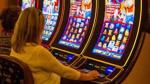 Tata letak meja baccarat live dealer di mpo 808 dengan dealer dan kartu terbuka